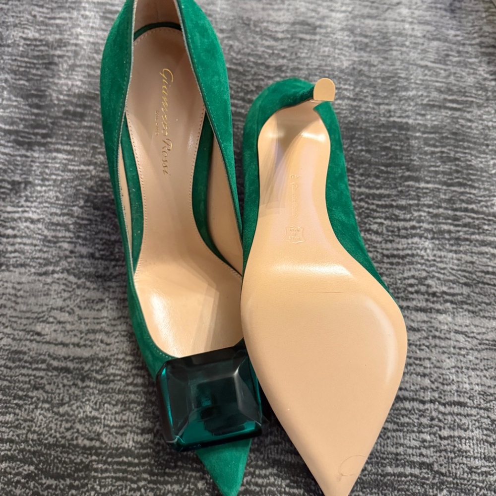 Elegant Green Stiletto Heels with Jewel Accent - Picture 2 of 5